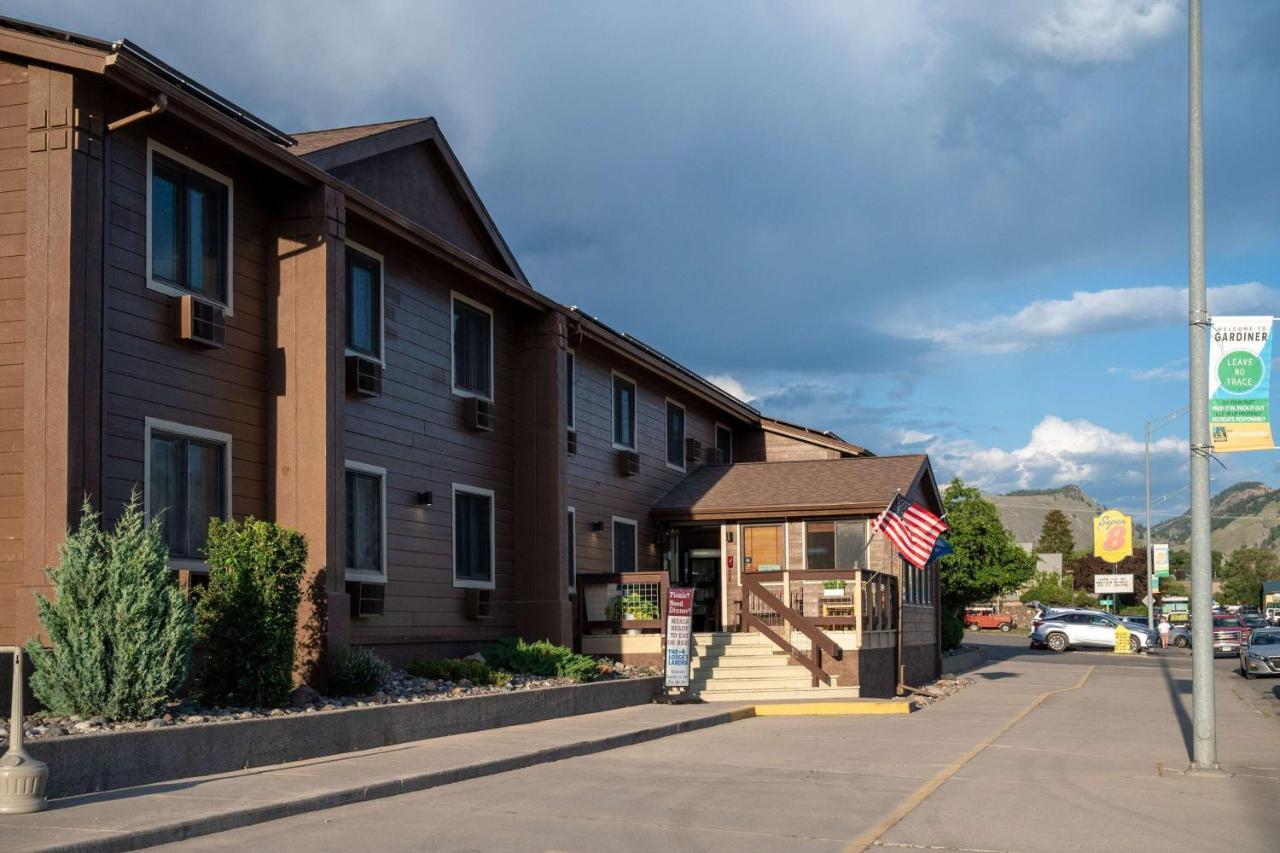 Super 8 By Wyndham Gardiner/Yellowstone Park Area Dış mekan fotoğraf